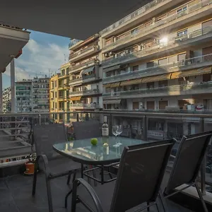 https://antigonidon-square-2.hotels-of-thessaloniki.com